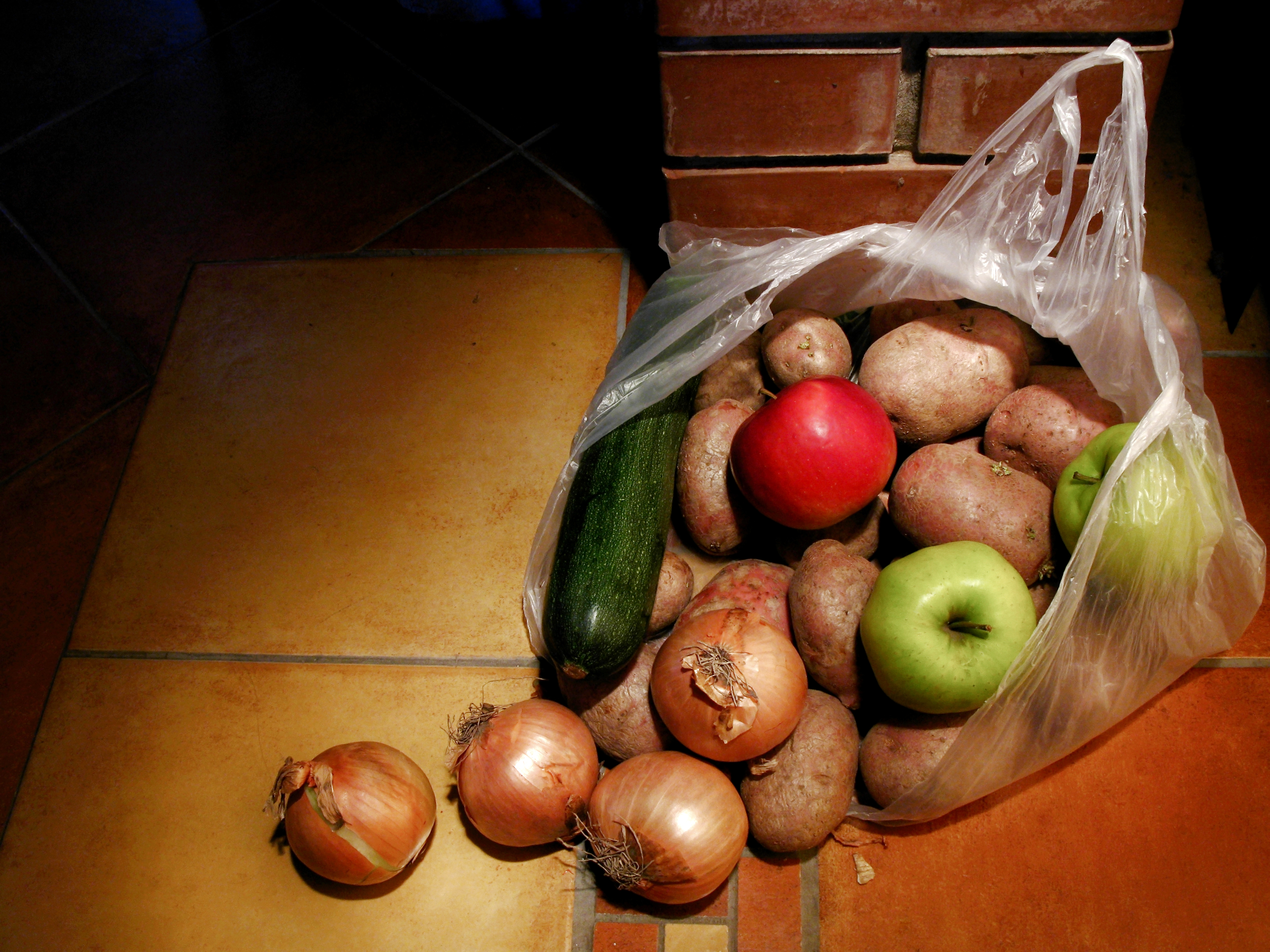 В сумке 5 килограмм овощей. Овощи в пакете. Фрукты и овощи в пакете. Пакет с продуктами. Фрукты в пакете.