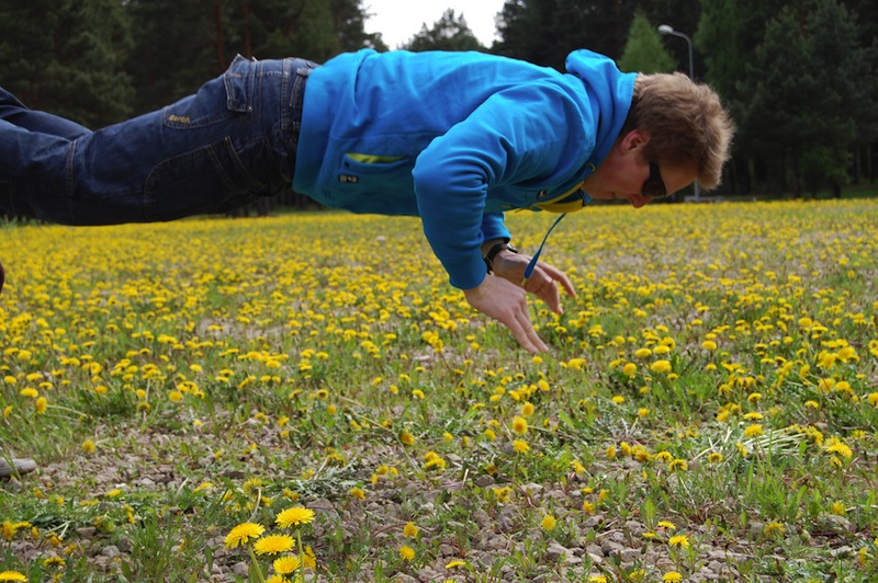 Man doing pushup in air (Flickr by Guigo.eu)