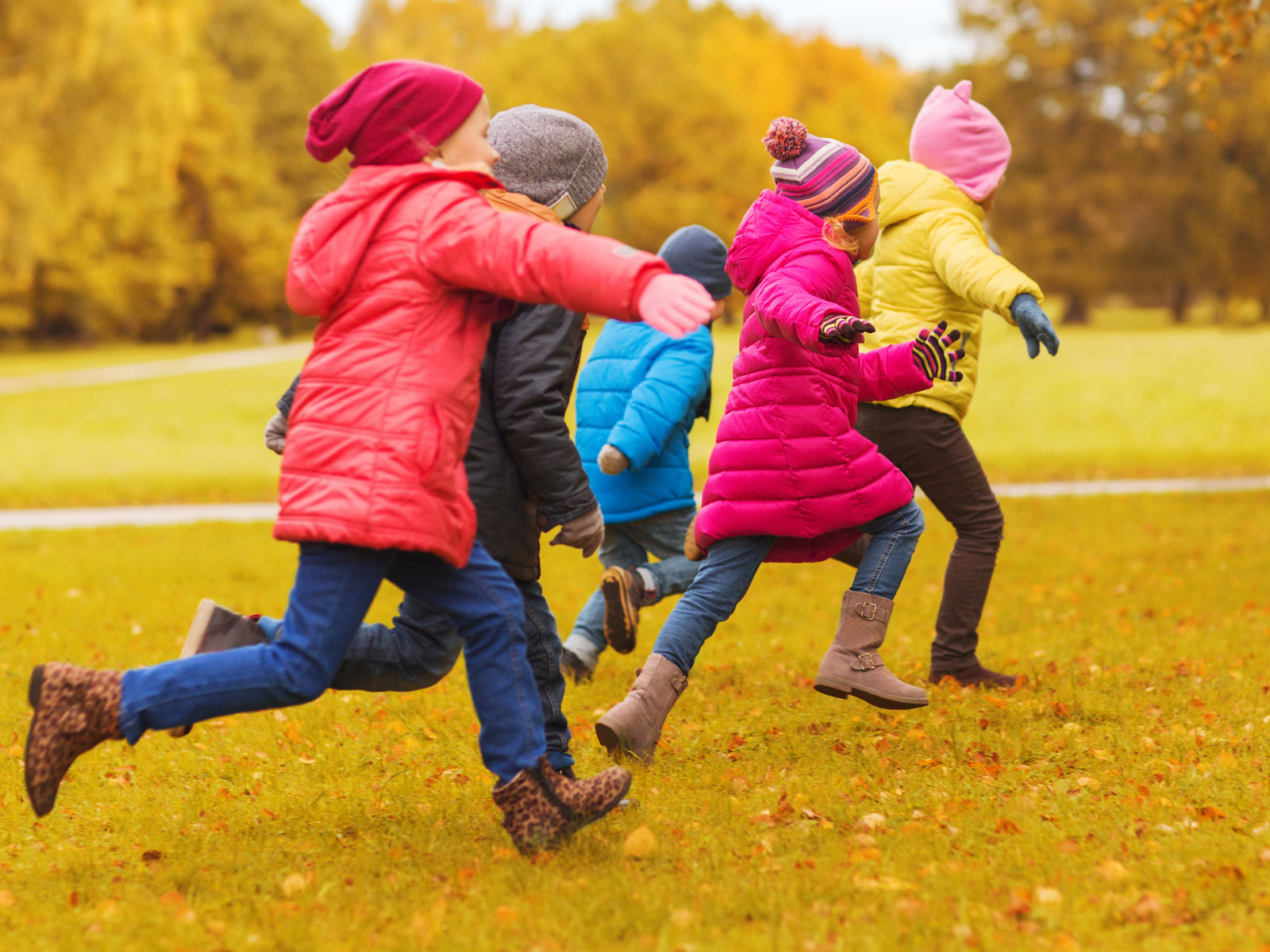 Гуляй игрушки. Осень дети бегут в парке. Дети бегают осенью. Осенние каникулы счастливые дети бегут. Игры на прогулке.
