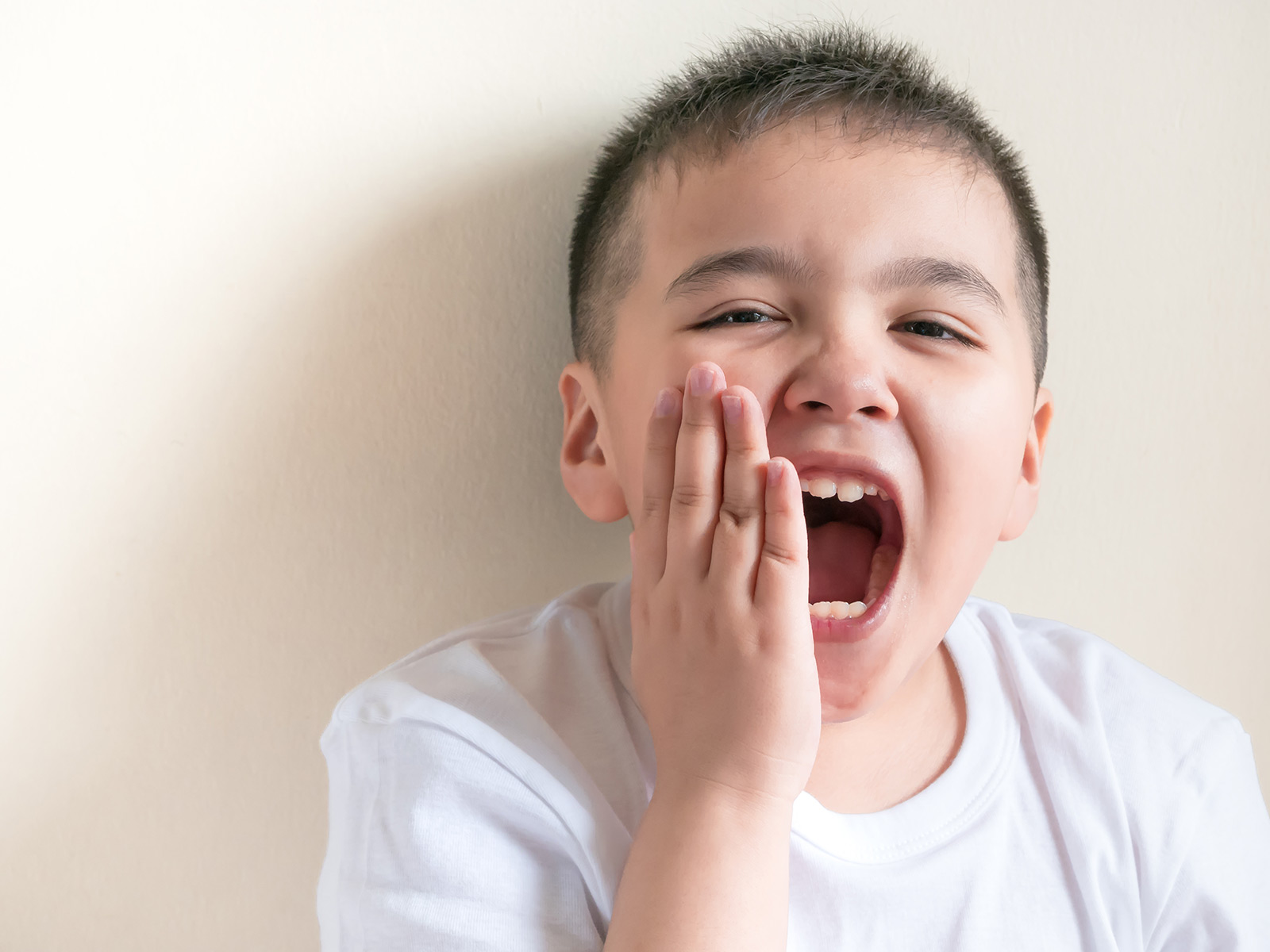 Лечение запаха изо рта у ребенка. Зубная боль у детей. Болит зуб. У мальчика болит зуб.