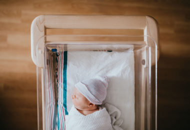 Umbilical cord blood is unique in that it’s only available immediately after childbirth. Unlike mature blood, it contains a high number of stem cells. These stem cells, known as hematopoietic stem cells (HSCs), can be programmed by the body to become any type of blood component, including red blood cells, white blood cells and platelets.